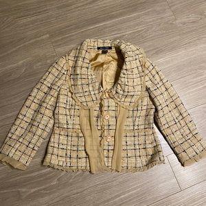 Super cute blazer. Everything is in the details.